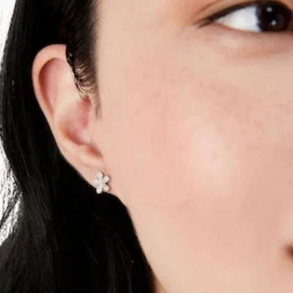 ♠️ Kate Spade ♠️️ Gleaming Clear Gardenia Flower Studs - Picture 8 of 9